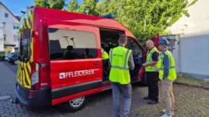 Roter Bus, Menschen in Warnwesten.